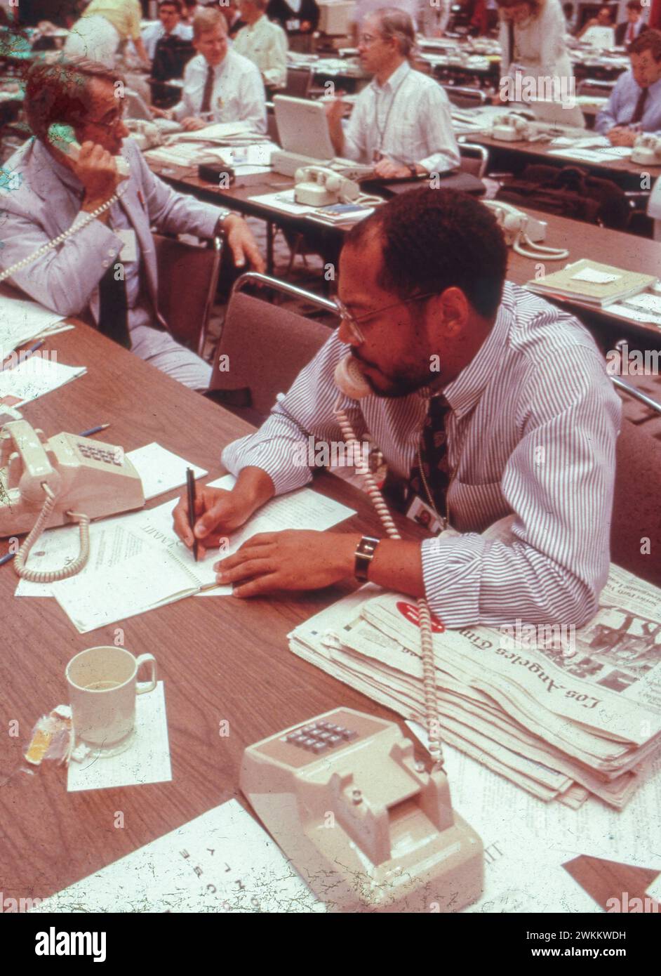 Houston Texas USA, 1990: Reporter arbeiten im Pressesaal des Weißen Hauses während des G7 Houston Economic Summit 1990. ©Bob Daemmrich Stockfoto