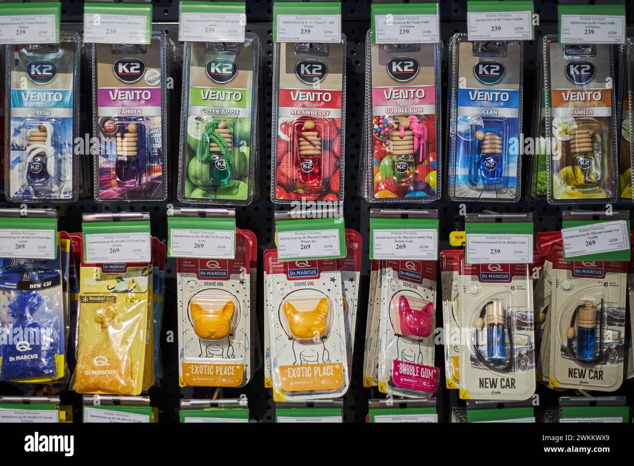 Zubehör für Autos im Supermarkt, Tankstellenladen. Verkauf von Autoduftstoffen in verschiedenen Typen, Formen und Gerüchen. Bischkek, Kirgisistan - 26 Stockfoto