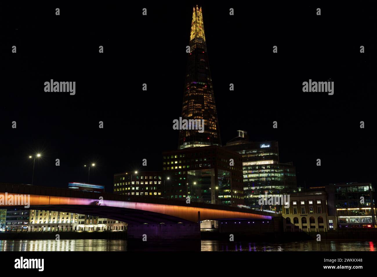 The Shard mit speziellen Shard Lights 2022 Beleuchtungen & London Bridge, London, England. Stockfoto