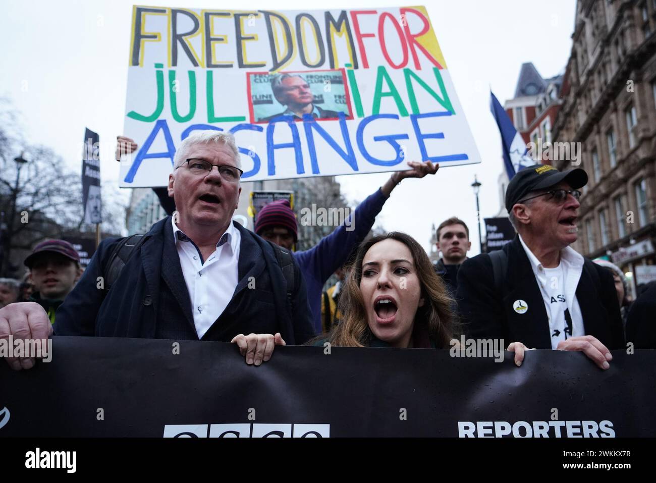 Stella Assange (Mitte), die Ehefrau von Julian Assange, marschiert mit Unterstützern von den Royal Courts of Justice in London nach einer Auslieferungsverhandlung im Fall des WikiLeaks-Gründers in die Downing Street. Bilddatum: Mittwoch, 21. Februar 2024. Stockfoto