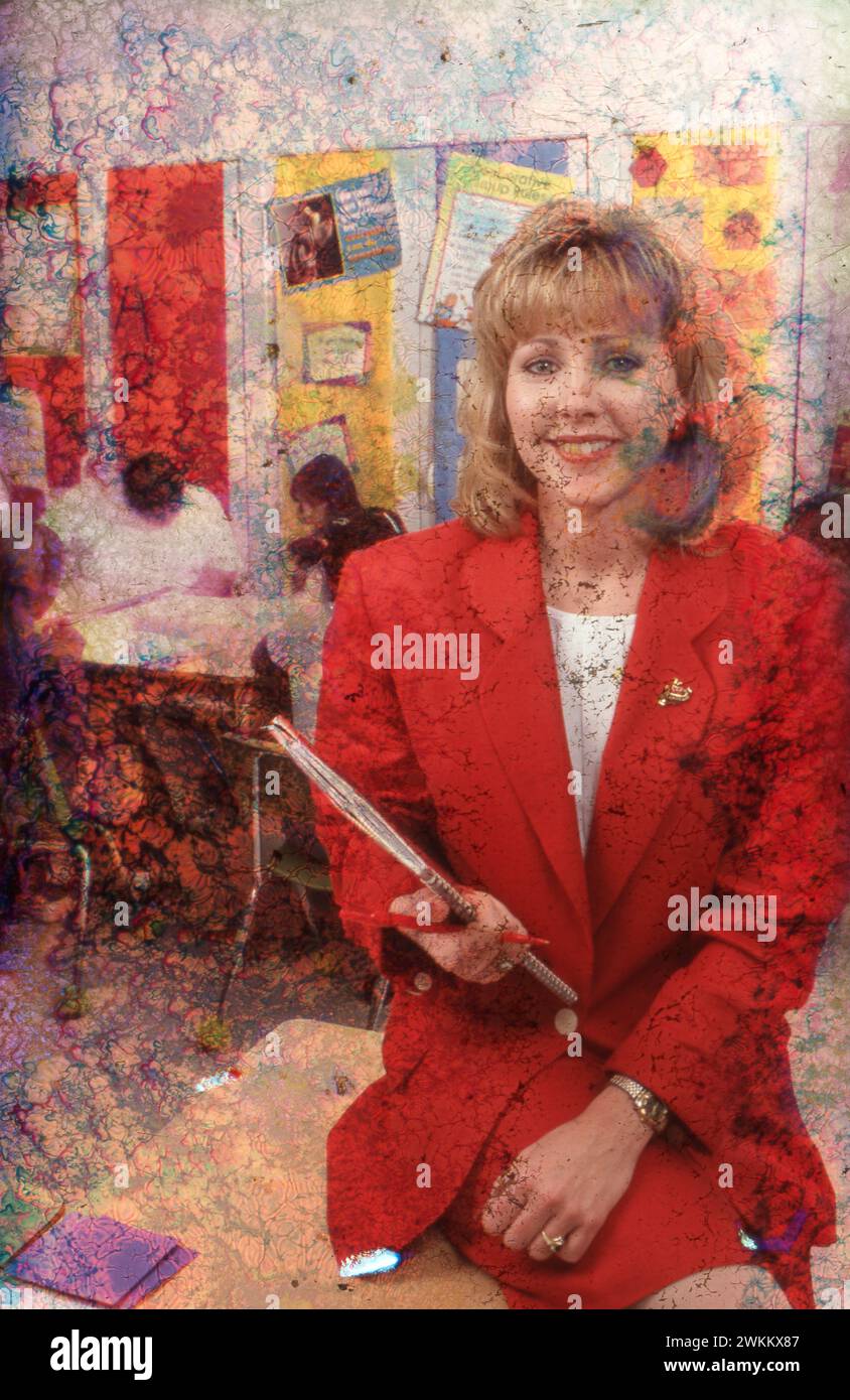 Austin Texas USA, März 1998: Ehemalige Geschäftsführerin, die ihre Karriere gewechselt hat und jetzt an einer öffentlichen Schule in einer einkommensschwachen Nachbarschaft unterrichtet. ©Bob Daemmrich Stockfoto