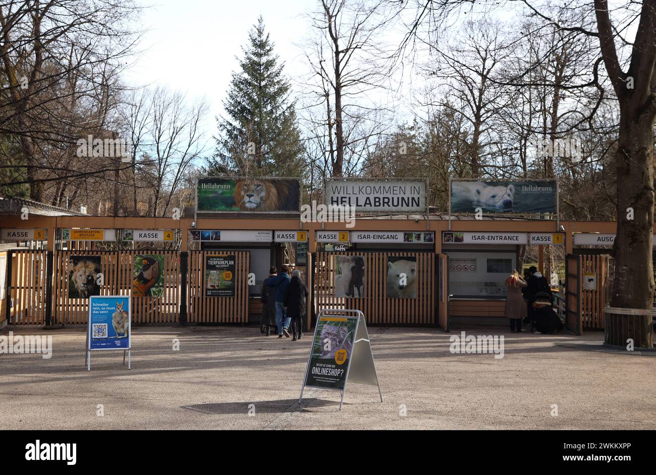 München, Bayern, Deutschland 21. Februar 2024: Ein Wintertag / Frühlingstag in der Landeshauptstadt München. Hier der Blick auf den Haupteingang vom Tierpark Hellabrunn, Zoo, Kasse *** München, Bayern, Deutschland 21. Februar, 2024 Ein Wintertag Frühlingstag in der Landeshauptstadt München hier der Blick auf den Haupteingang des Hellabrunner Zoos, Zoo, Ticketschalter Stockfoto