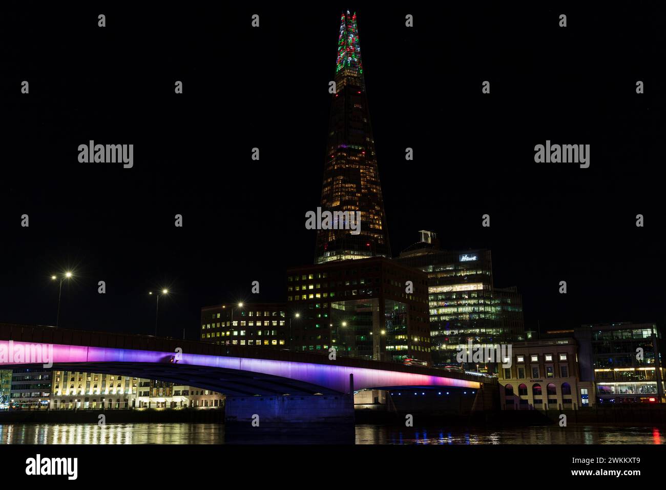 The Shard mit speziellen Shard Lights 2022 Beleuchtungen & London Bridge, London, England. Stockfoto