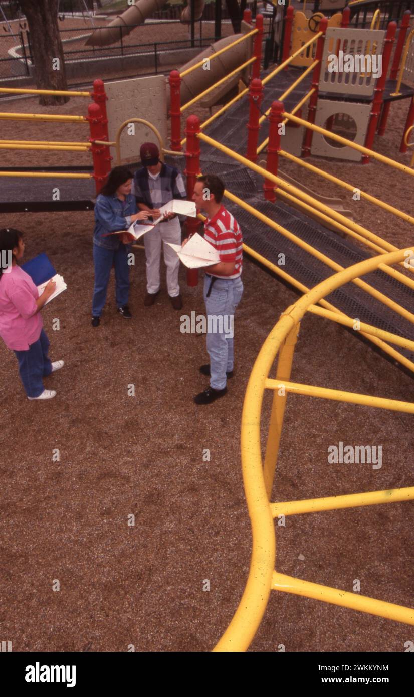 Austin Texas USA, 1995: Highschool-Schüler zeichnen für ein Projekt des Wissenschaftsunterrichts Spielbilder. ©Bob Daemmrich Stockfoto