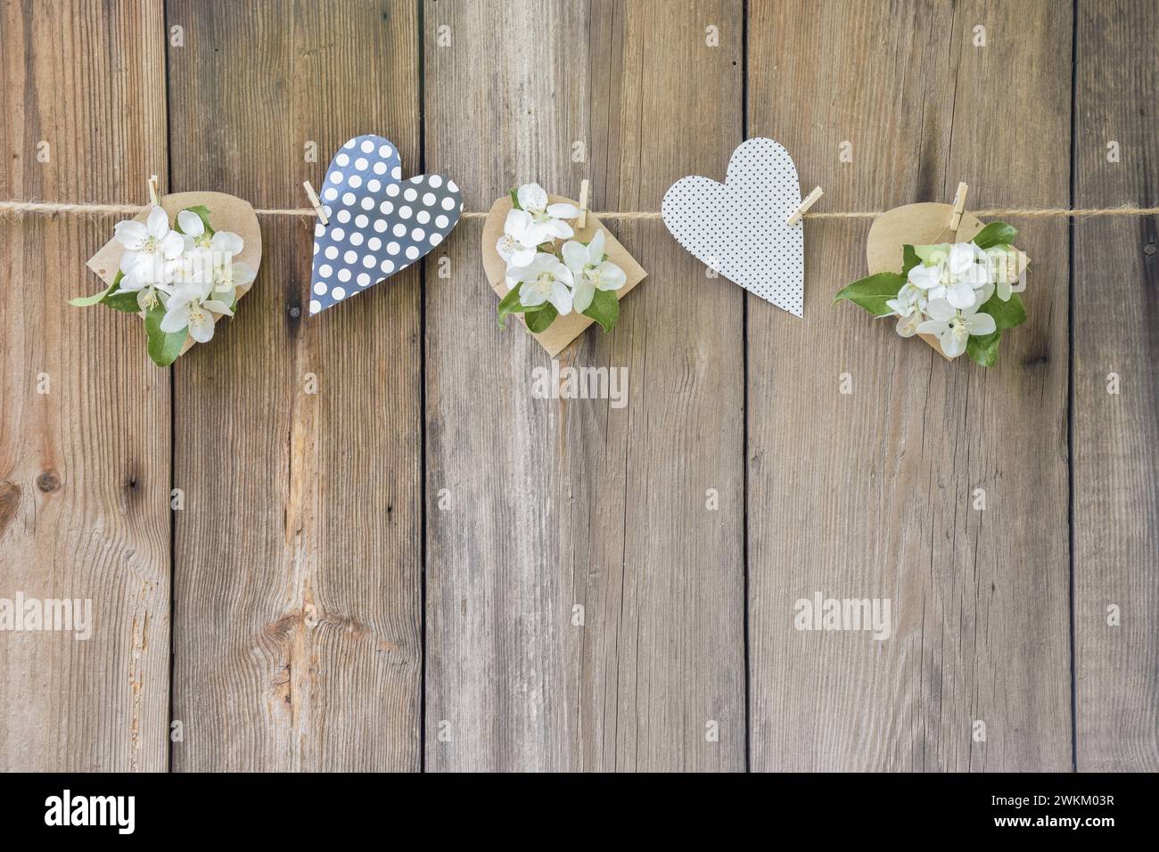 Osterhintergrund. Ostern. Banner. Kopierbereich. Frühlingsferien im Hintergrund zu Ostern. Einladung, Grußkarte Kunstdesign. Kirsch- und Apfelblüten, jung Stockfoto