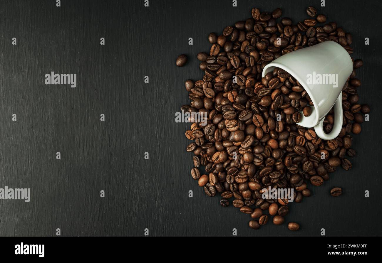 Frischer Kaffee. Türkischer Kaffee. Morgenkaffee. Aromatischer Kaffee aus frischer Ernte. Selektive Fokussierung. Zurück zum Café, Restaurant oder Coffee Shop. Werbung Stockfoto