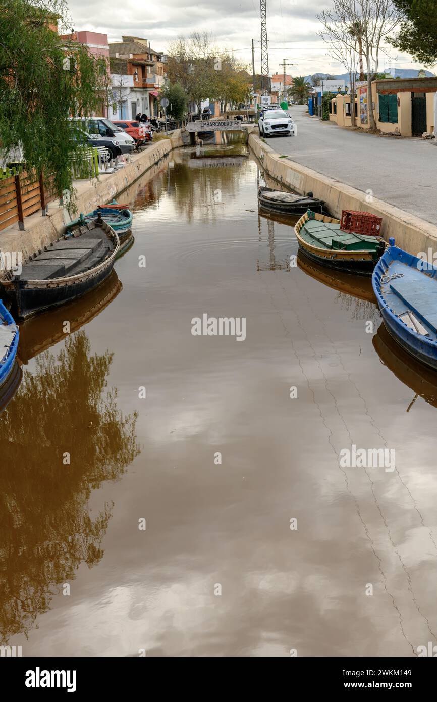 Traditionelle Holzboote an einem Kanal mit dem rustikalen Charme von Albufera Valencias Township entlang der Küste Stockfoto