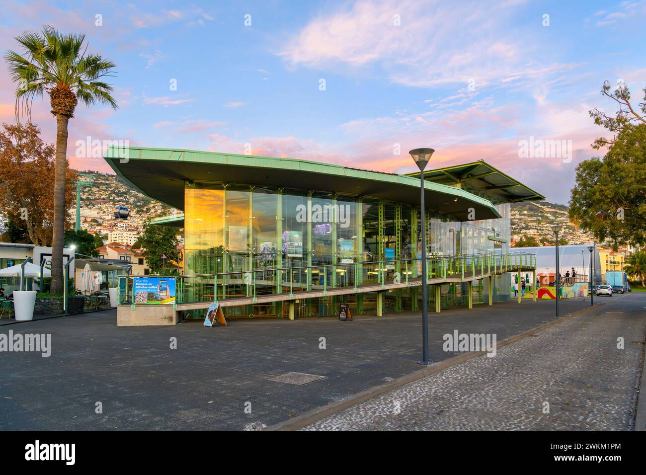 Die untere Gondelstation der Seilbahn bringt Sie in die auf einem Hügel gelegene Stadt Monte bei Sonnenuntergang in Funchal Portugal auf der Kanarischen Insel Madeira. Stockfoto