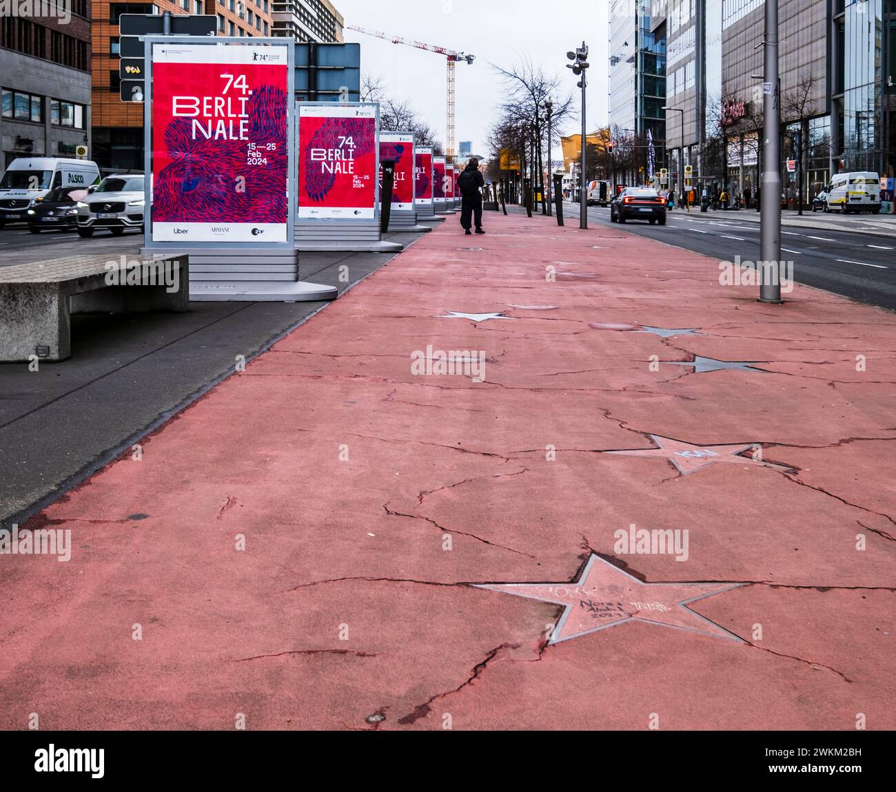 Blühender Boulevard of Stars im Zentrum Berlins, deutsche Version des Hollywood Walk of Fame mit Schildern der Berlinale Berlin Film Festival Stockfoto