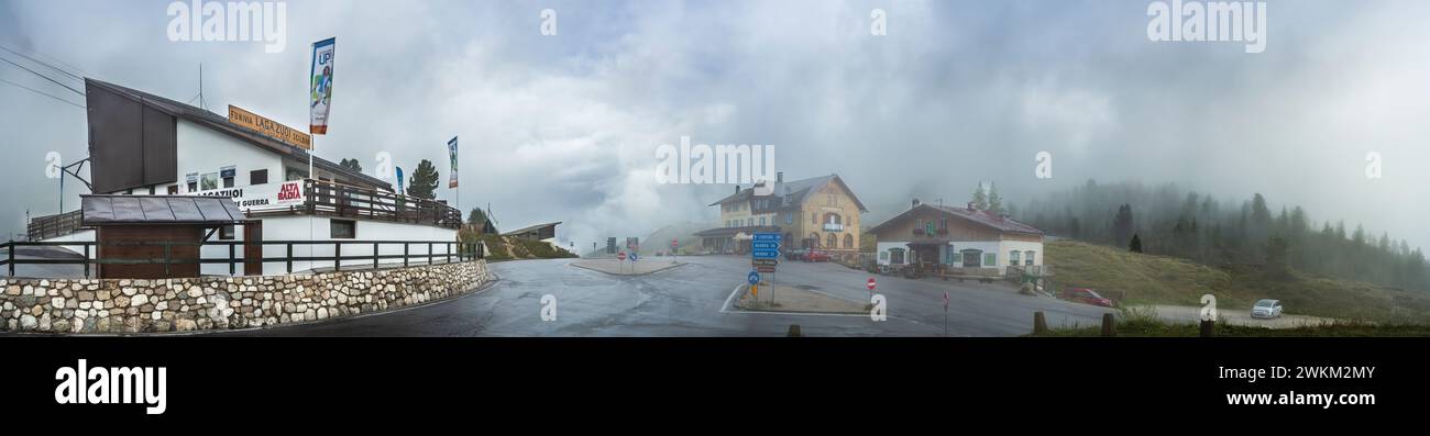 Nebel bedeckt die Lagazuoi-Seilbahn am Falzarego Pass, Italien. Stockfoto