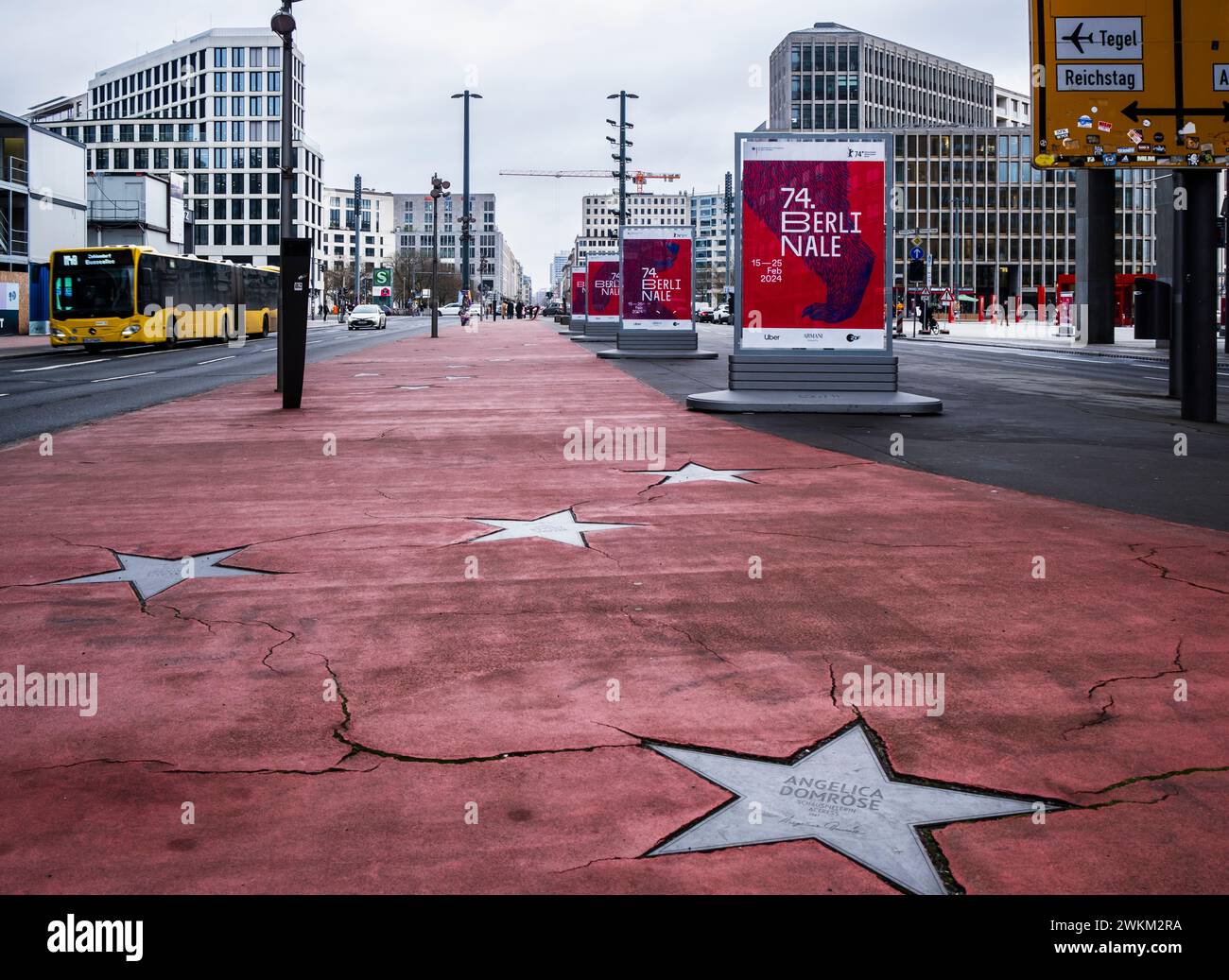 Blühender Boulevard of Stars im Zentrum Berlins, deutsche Version des Hollywood Walk of Fame mit Schildern der Berlinale Berlin Film Festival Stockfoto