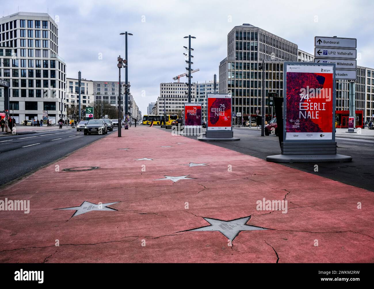 Blühender Boulevard of Stars im Zentrum Berlins, deutsche Version des Hollywood Walk of Fame mit Schildern der Berlinale Berlin Film Festival Stockfoto