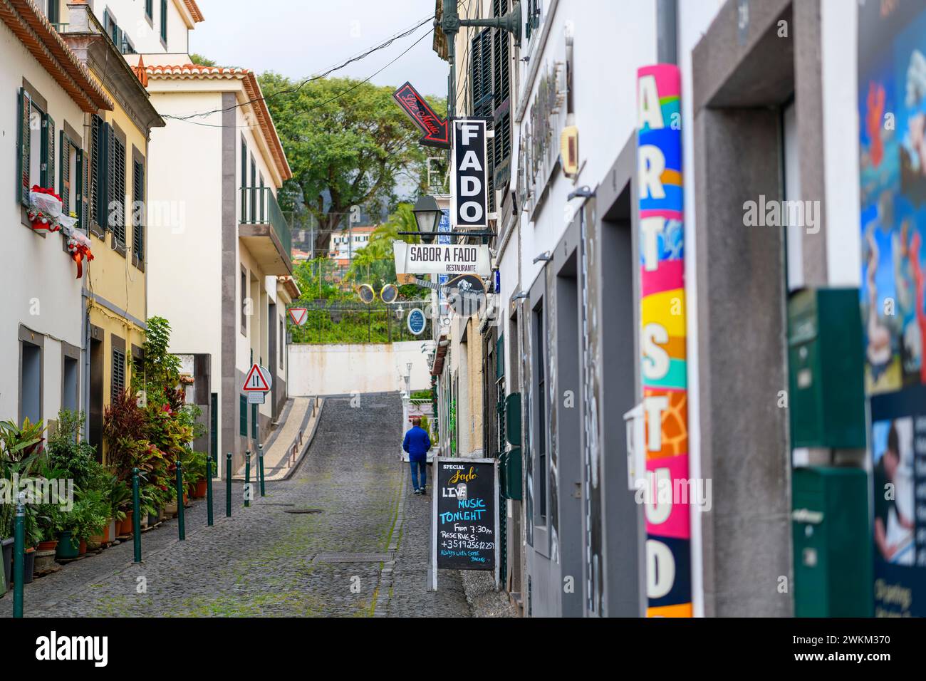 Ein Restaurant mit Live-Fado-Aufführungen und traditioneller Musik in der Altstadt Portugals in Funchal, Portugal, auf der Insel Madeira. Stockfoto