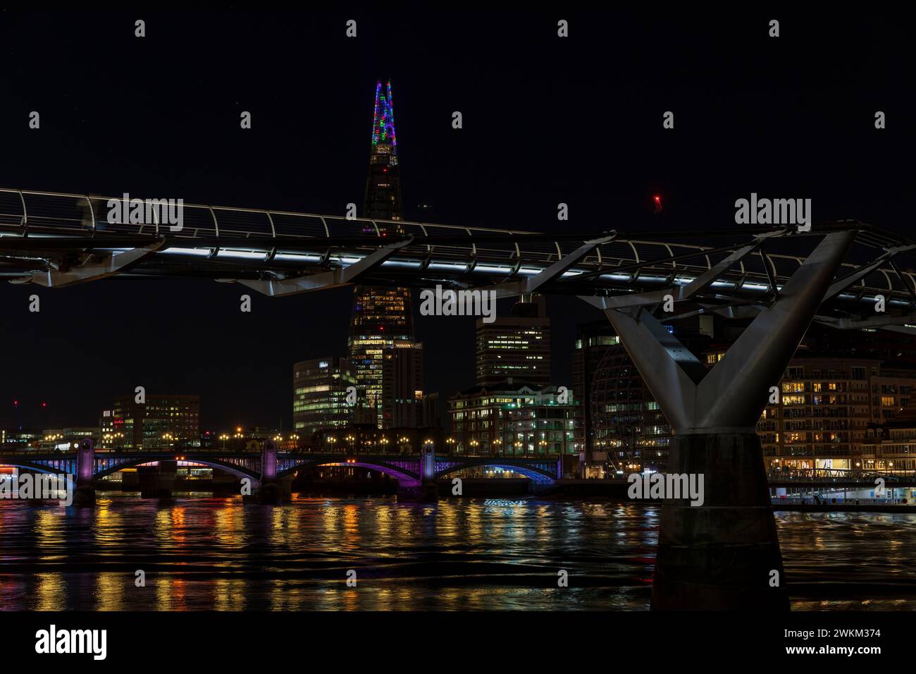 The Shard mit speziellen Shard Lights 2022 Beleuchtung und Millennium Bridge at Night, London, England. Stockfoto