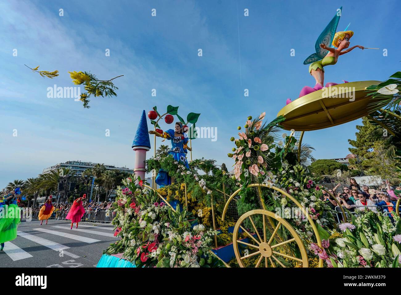Europa. Frankreich. Alpes-Maritimes. Schön. Karneval. Blumenparade. Blumenwerfen Stockfoto