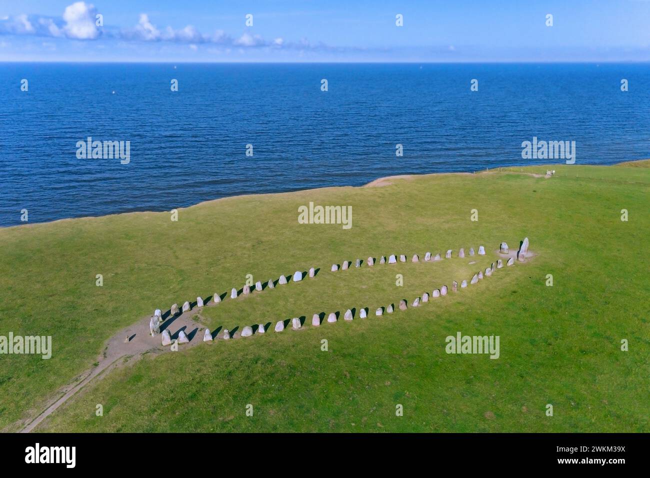 Blick aus der Vogelperspektive über Ale's Stones / Ales stenar, megalithisches Ovaldenkmal aus Stein, das Steinschiff in der Nähe von Kåseberga, Skane, Schweden darstellt Stockfoto