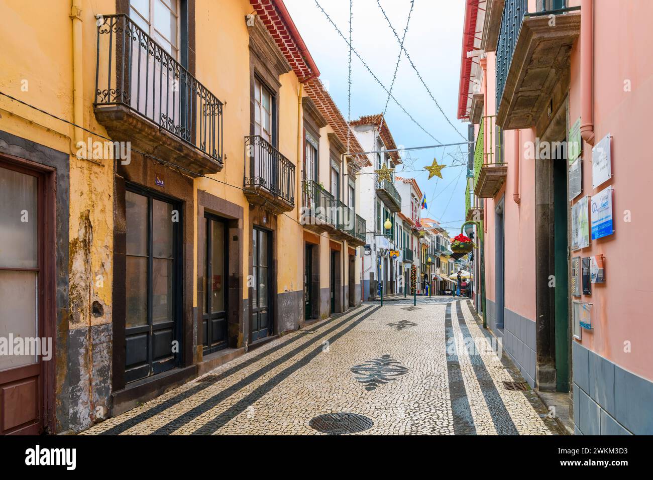 Eine malerische Gasse mit historischen Steinhäusern auf einer Kopfsteinpflasterstraße in der historischen Altstadt von Funchal, Portugal, auf der Kanarischen Insel Madeira Stockfoto