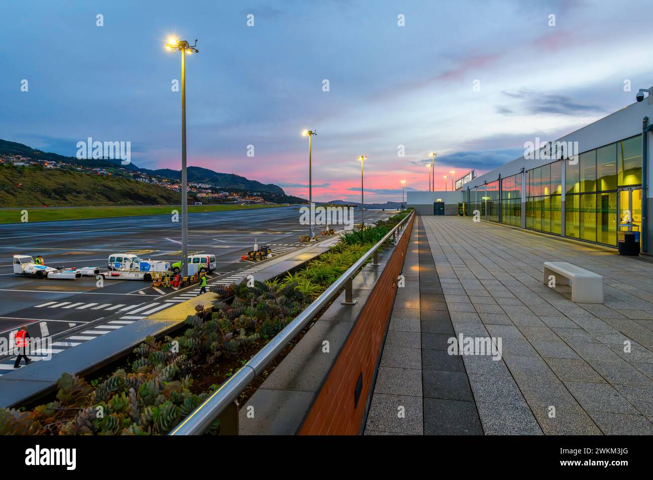 Abendlicher Blick auf die Hauptbahn am Flughafen Madeira Cristiano Ronaldo oder Flughafen Funchal auf der Insel Madeira, Portugal, auf den Kanarischen Inseln. Stockfoto