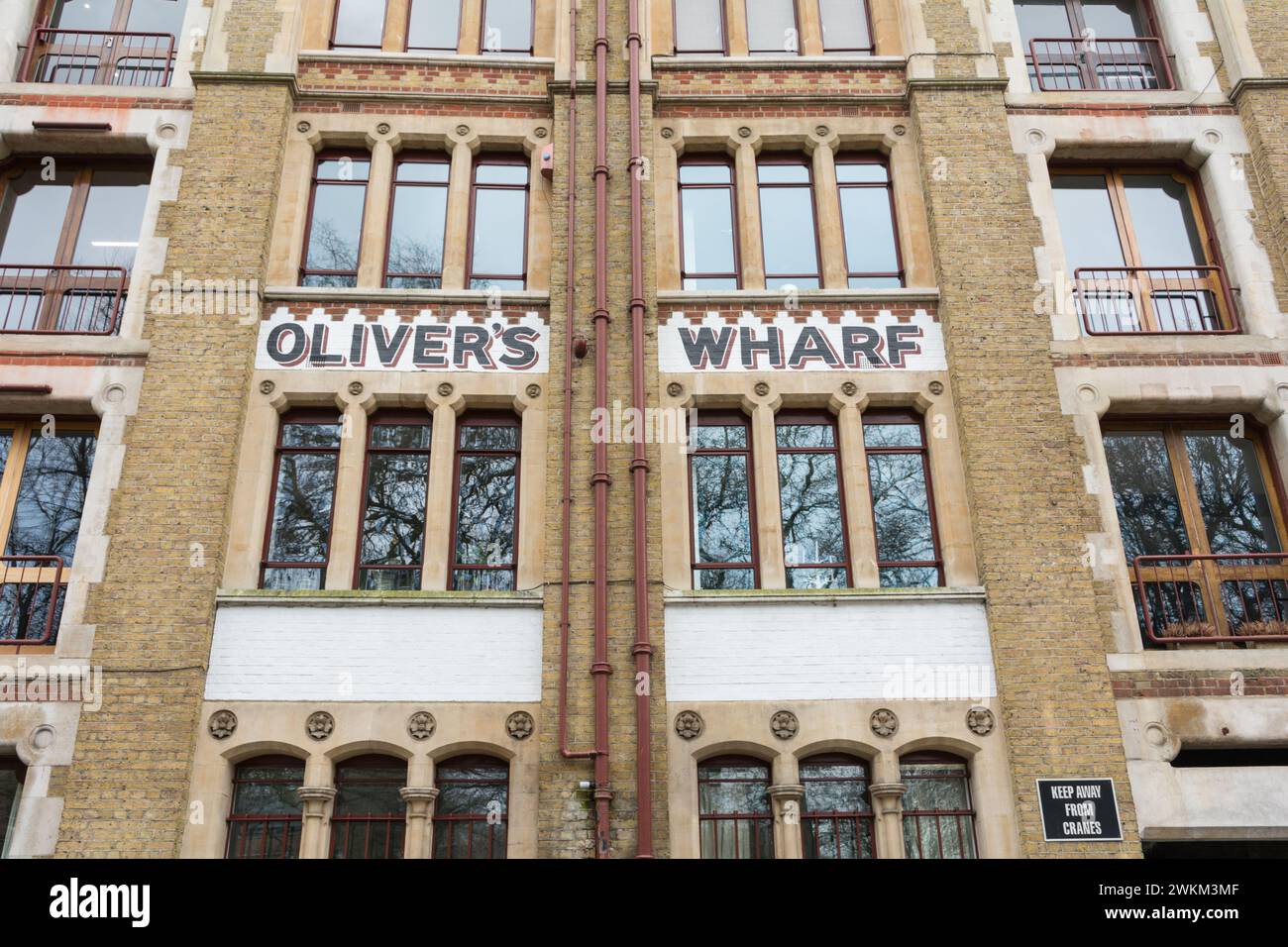 Oliver's Wharf, ein denkmalgeschütztes Wohngebäude und ehemaliges Lagerhaus mit Blick auf den Fluss Thameso n Wapping High Street, Wapping, London, E1, U. Stockfoto