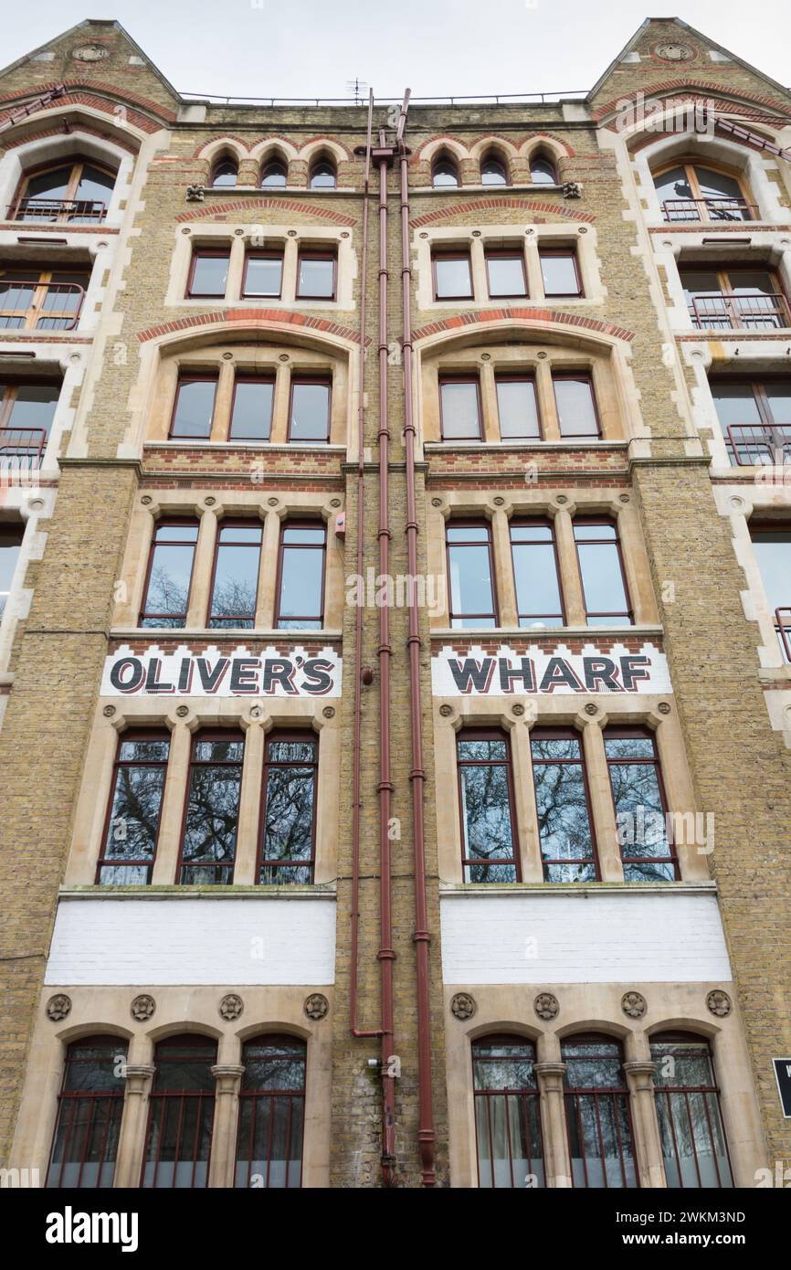 Oliver's Wharf, ein denkmalgeschütztes Wohngebäude und ehemaliges Lagerhaus mit Blick auf den Fluss Thameso n Wapping High Street, Wapping, London, E1, U. Stockfoto