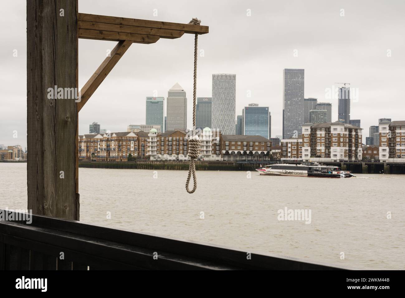 Nahaufnahme des Gibbet vor dem Prospect of Whitby Public House am Ufer der Themse in Wapping, London, E1, England, Großbritannien Stockfoto