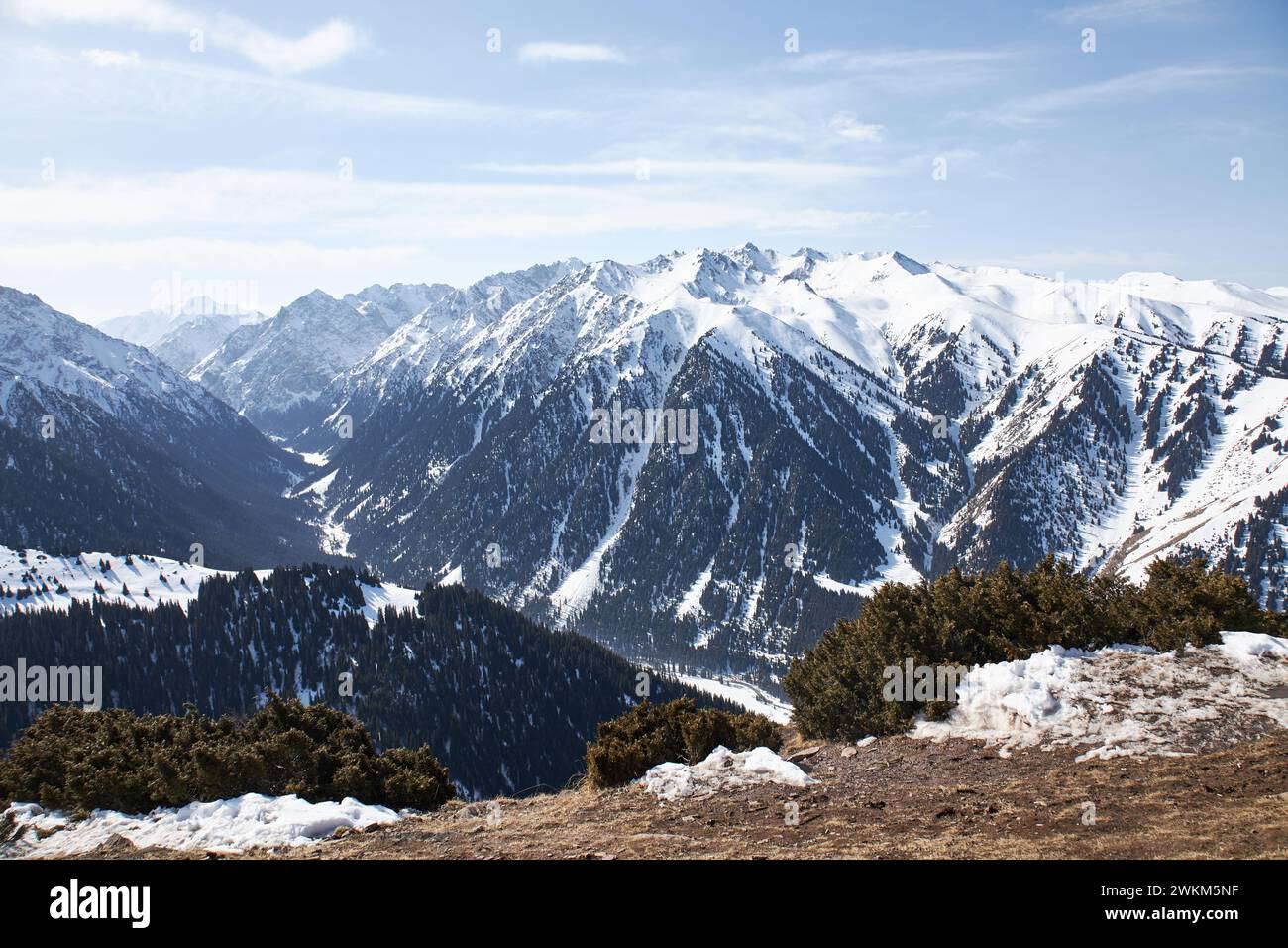 Winterlandschaft, Bergkette. Fantastischer Panoramablick von der Spitze der Piste auf schneebedeckte hohe Berge. Karakol Gorge, Skigebiet in Kirgisien Stockfoto