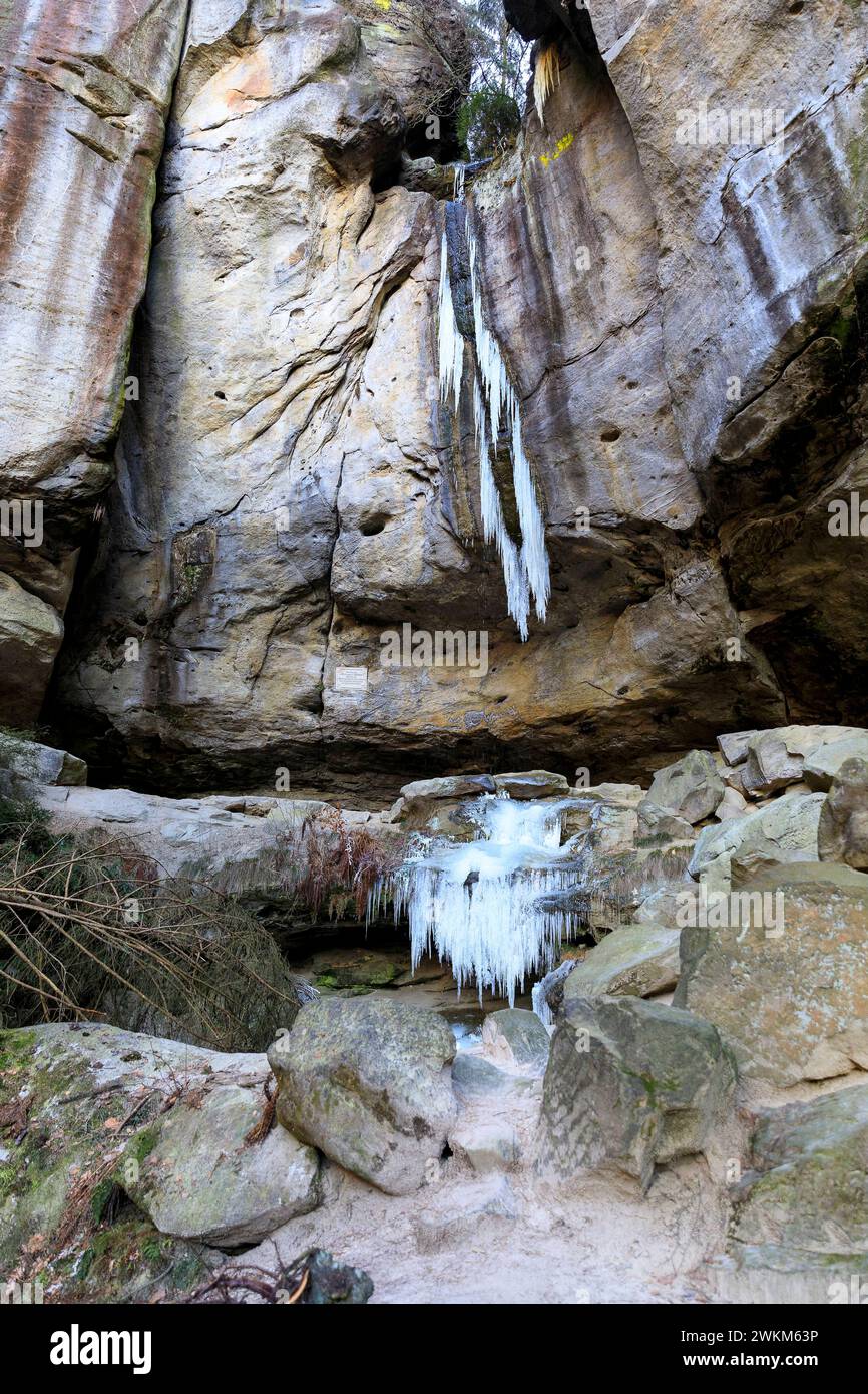 Gefrorener Wasserfall mit Eiszapfen in der Gautschgrotte, Hohnstein, Sachsen, Deutschland *** gefrorener Wasserfall mit Eiszapfen in der Gautschgrotte, Hohn Stockfoto