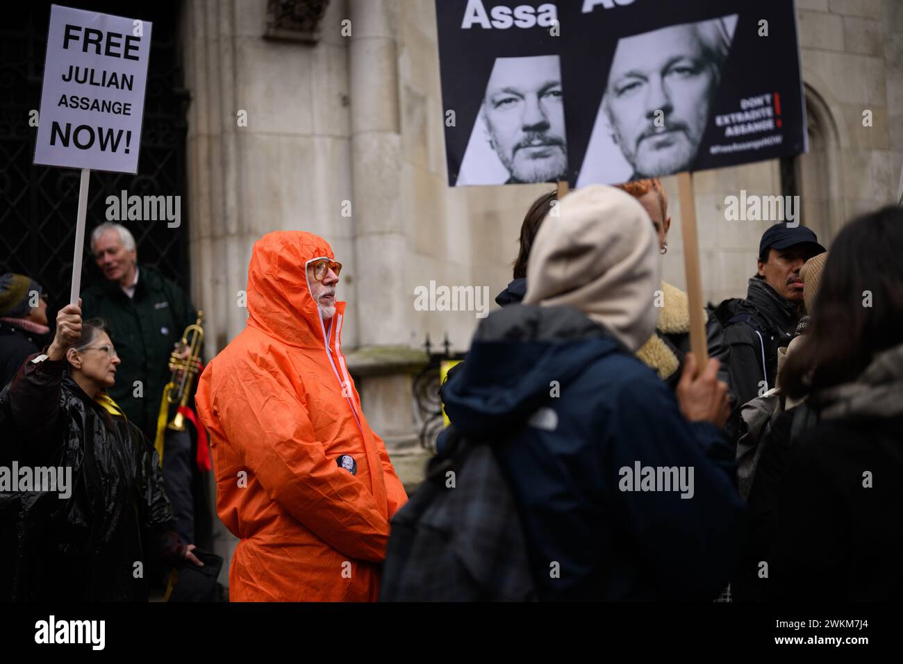21. Februar 2024: Zum zweiten Tag versammeln sich Demonstranten vor dem High Court zur Unterstützung von Julian Assange, während der WikiLeaks-Gründer die Auslieferung an die Vereinigten Staaten kämpft. Der in Australien geborene Assange soll über einen Videolink aus dem Hochsicherheitsgefängnis Belmarsh, in dem er festgehalten wird, aussagen. Stockfoto