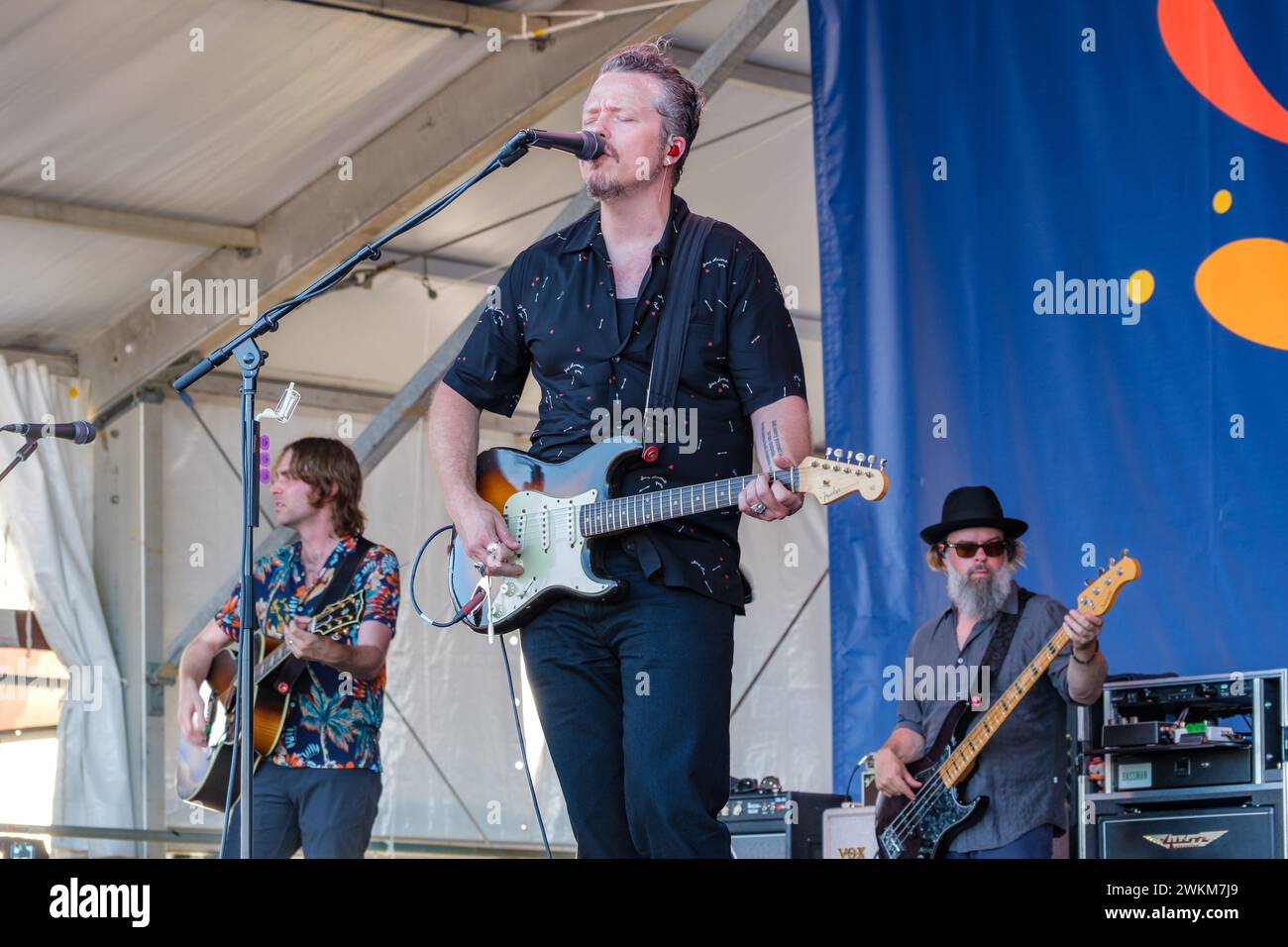 NEW ORLEANS, LA, USA – 30. APRIL 2022: Jason Isbell spielt E-Gitarre und singt mit seiner Band beim New Orleans Jazz and Heritage Festival 2022 Stockfoto