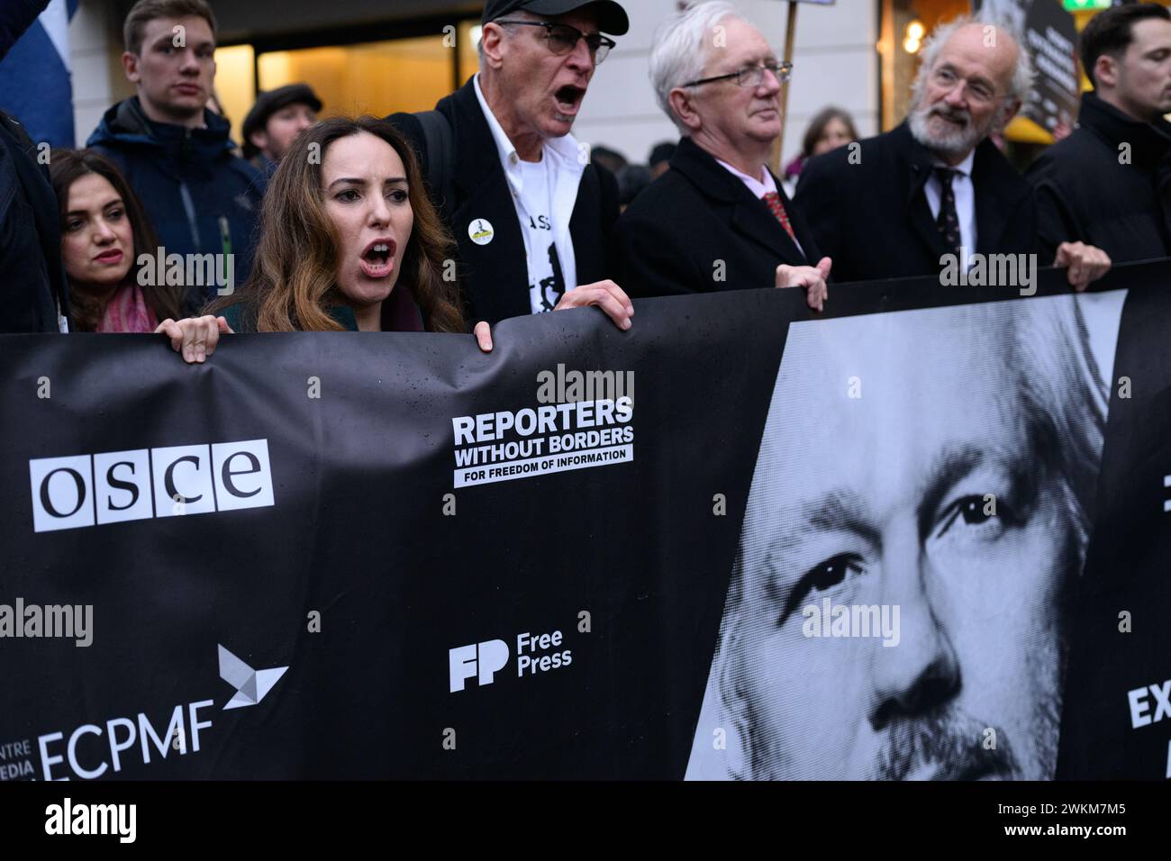 21. Februar 2024: Am zweiten Tag der Berufung gegen die Auslieferung an die Vereinigten Staaten marschieren seine Anhänger vom High Court zur Downing Street. Der marsch ist seine Frau Stella Assange. Stockfoto