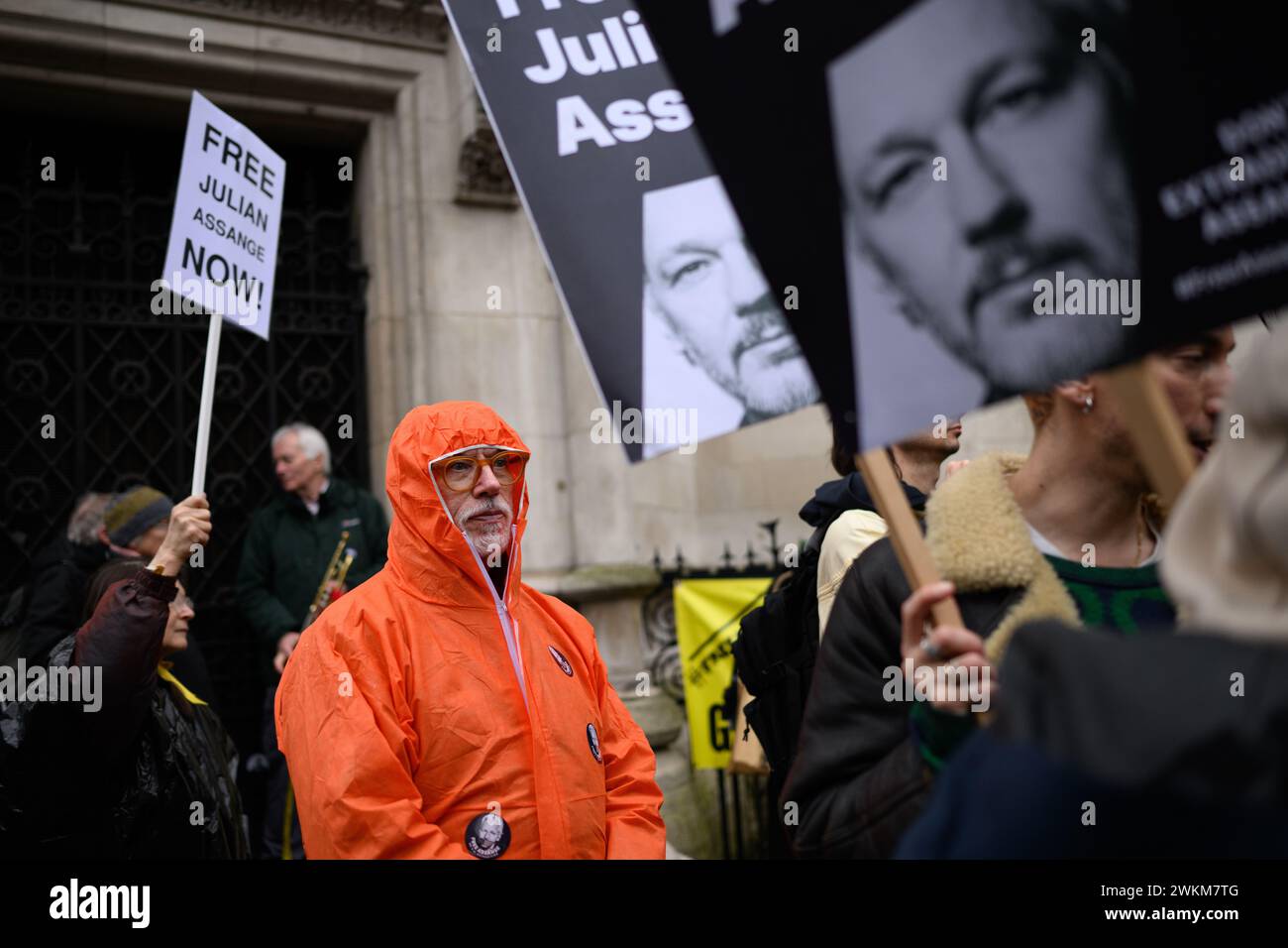 21. Februar 2024: Zum zweiten Tag versammeln sich Demonstranten vor dem High Court zur Unterstützung von Julian Assange, während der WikiLeaks-Gründer die Auslieferung an die Vereinigten Staaten kämpft. Der in Australien geborene Assange soll über einen Videolink aus dem Hochsicherheitsgefängnis Belmarsh, in dem er festgehalten wird, aussagen. Stockfoto