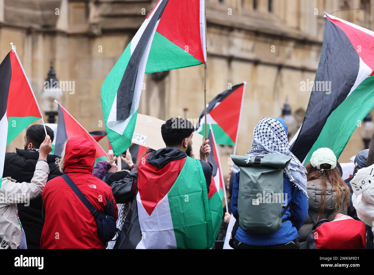 London, UK, 21. Februar 2024. Während sich im Unterhaus chaotische Szenen entwickelten, in denen der Sprecher Lindsay Hoyle gegen das Protokoll ging und eine Änderung der SNP und der Govt zur Forderung nach einem sofortigen Waffenstillstand zuließ, schlangen sich palästinensische Unterstützer an, um ihre eigenen Abgeordneten zu unterstützen, um für den Waffenstillstand zu stimmen. Stockfoto