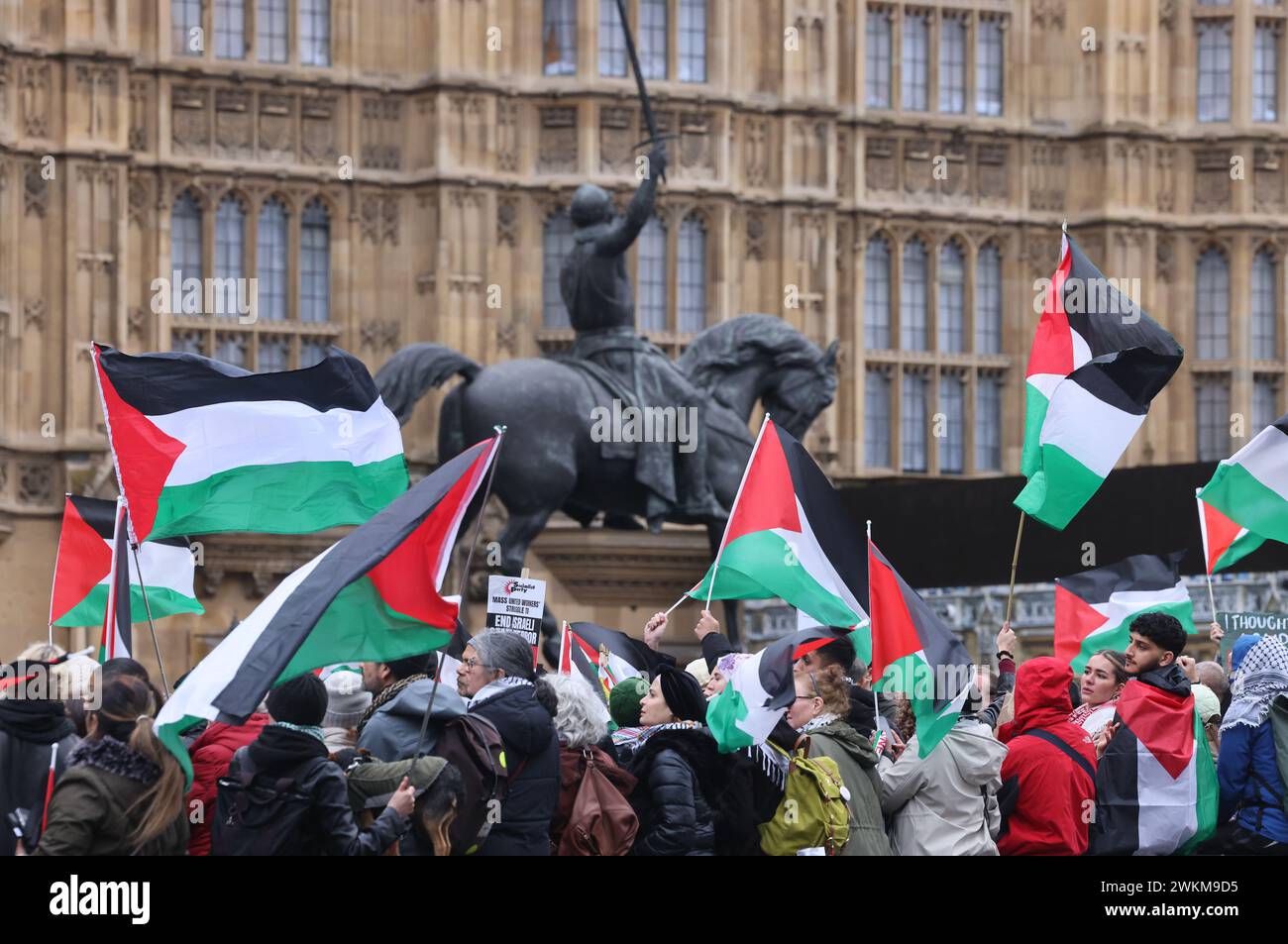 London, UK, 21. Februar 2024. Während sich im Unterhaus chaotische Szenen entwickelten, in denen der Sprecher Lindsay Hoyle gegen das Protokoll ging und eine Änderung der SNP und der Govt zur Forderung nach einem sofortigen Waffenstillstand zuließ, schlangen sich palästinensische Unterstützer an, um ihre eigenen Abgeordneten zu unterstützen, um für den Waffenstillstand zu stimmen. Stockfoto