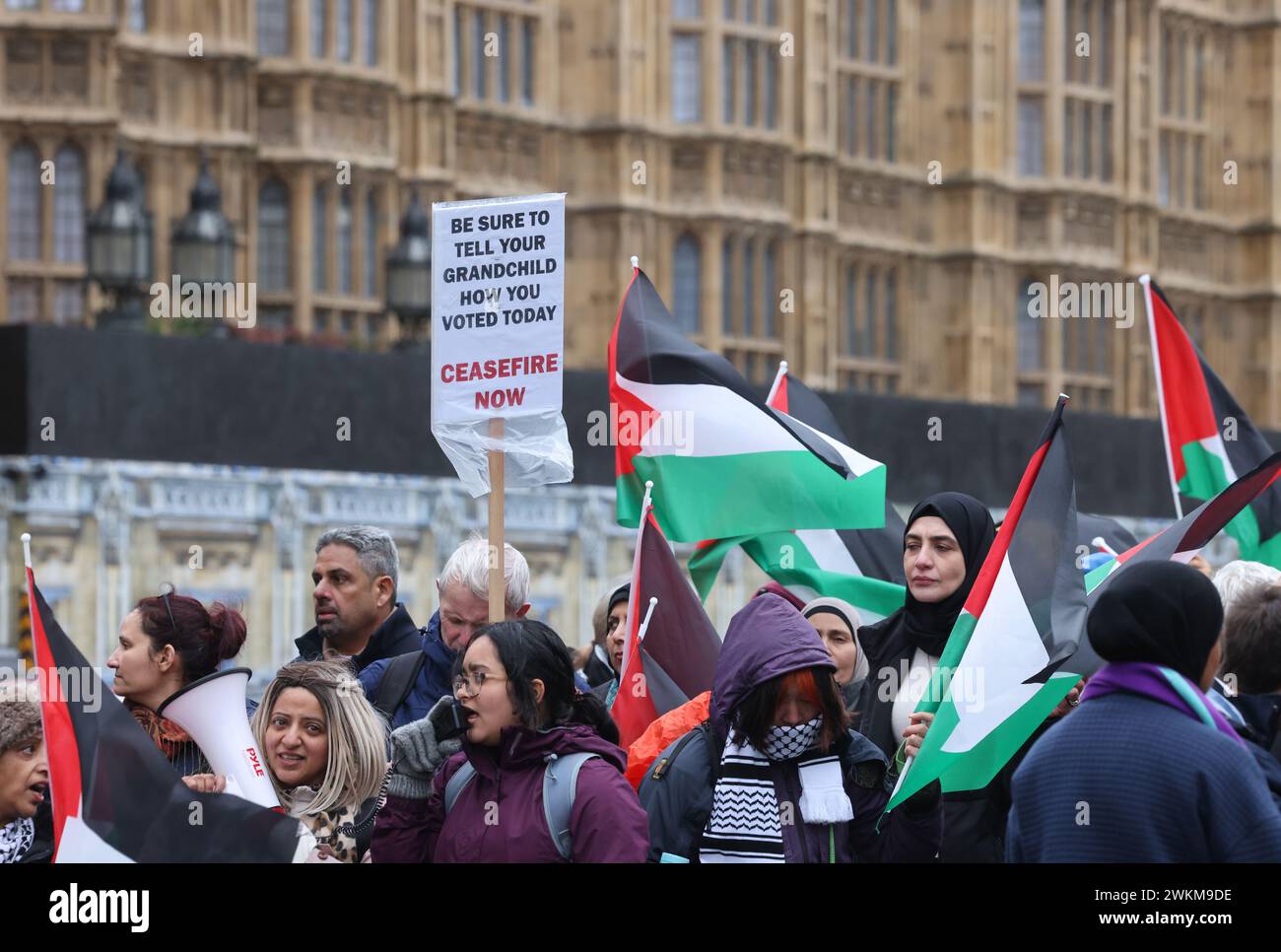 London, UK, 21. Februar 2024. Während sich im Unterhaus chaotische Szenen entwickelten, in denen der Sprecher Lindsay Hoyle gegen das Protokoll ging und eine Änderung der SNP und der Govt zur Forderung nach einem sofortigen Waffenstillstand zuließ, schlangen sich palästinensische Unterstützer an, um ihre eigenen Abgeordneten zu unterstützen, um für den Waffenstillstand zu stimmen. Stockfoto