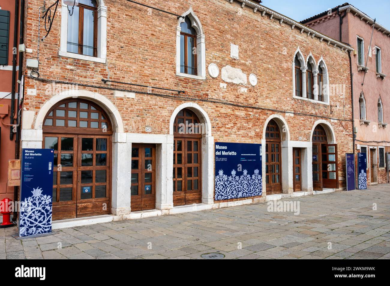 Burano, Italien – 25. Februar 2023: Die Vorderseite des Musseo del Merletto oder des Musseo del Merletto in Burano Italien Stockfoto