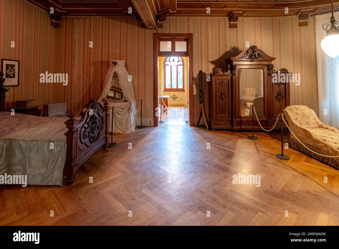 Königliches Schlafzimmer in Castel Savoia (französisch Château Savoie) eine Villa aus dem 19. Jahrhundert im eklektischen Stil in Gressoney-Saint-Jean, im Aostatal Stockfoto