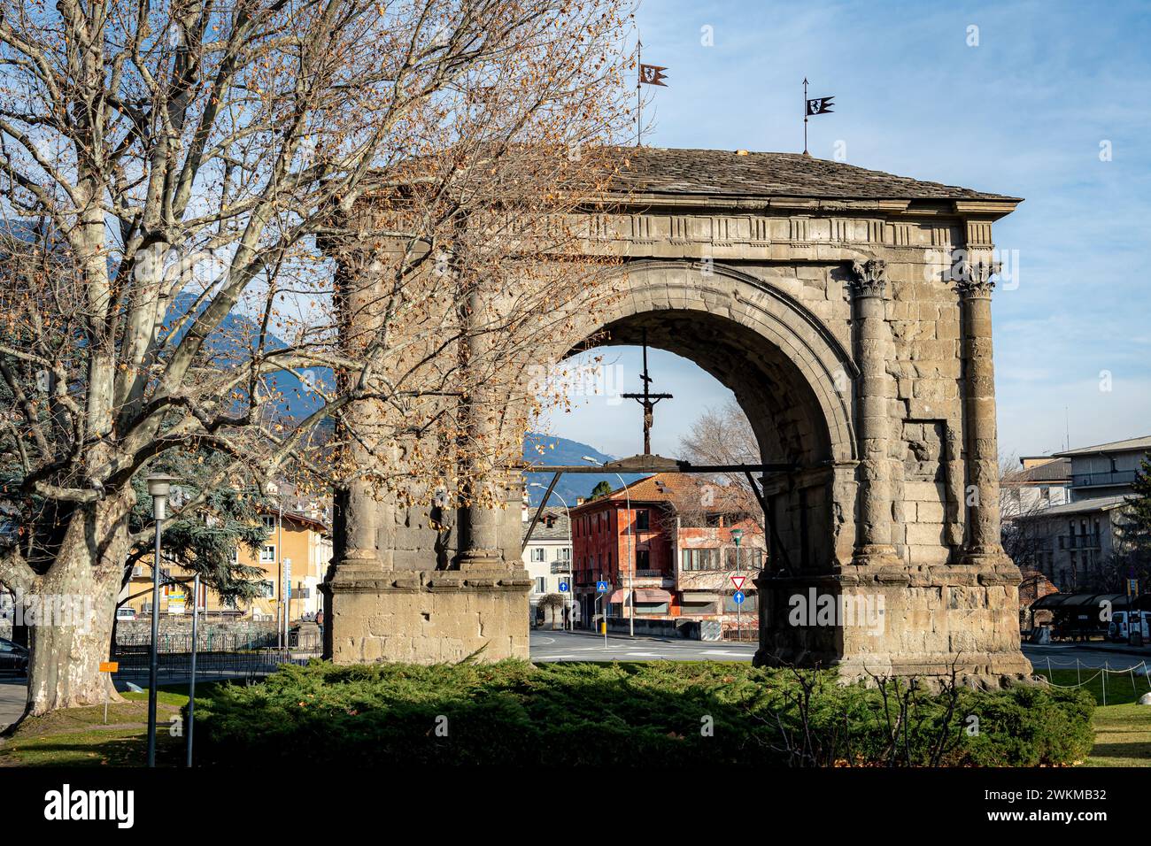 Der Augustusbogen (Arc d’Auguste) ist ein Denkmal in der Stadt Aosta, Norditalien, das 25 v. Chr. anlässlich des römischen siegers errichtet wurde Stockfoto