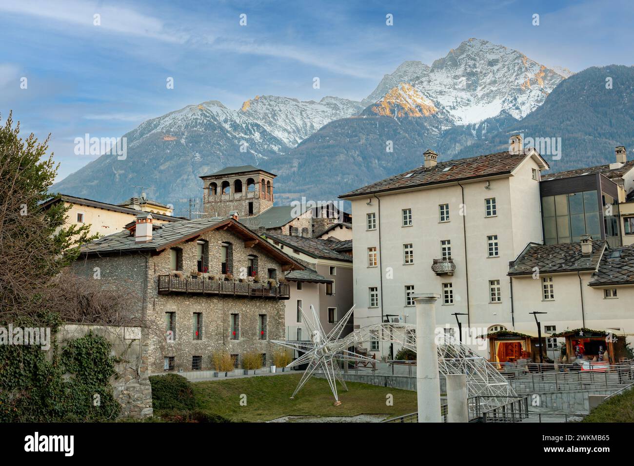 Aosta ist die wichtigste Stadt des Aostatals, einer zweisprachigen Region in den italienischen Alpen, 110 km nordwestlich von Turin Stockfoto