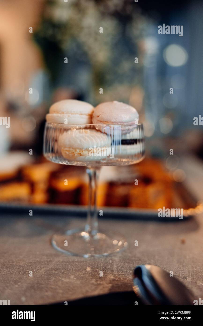 Die köstlichen Macarons in einem Glas Stockfoto