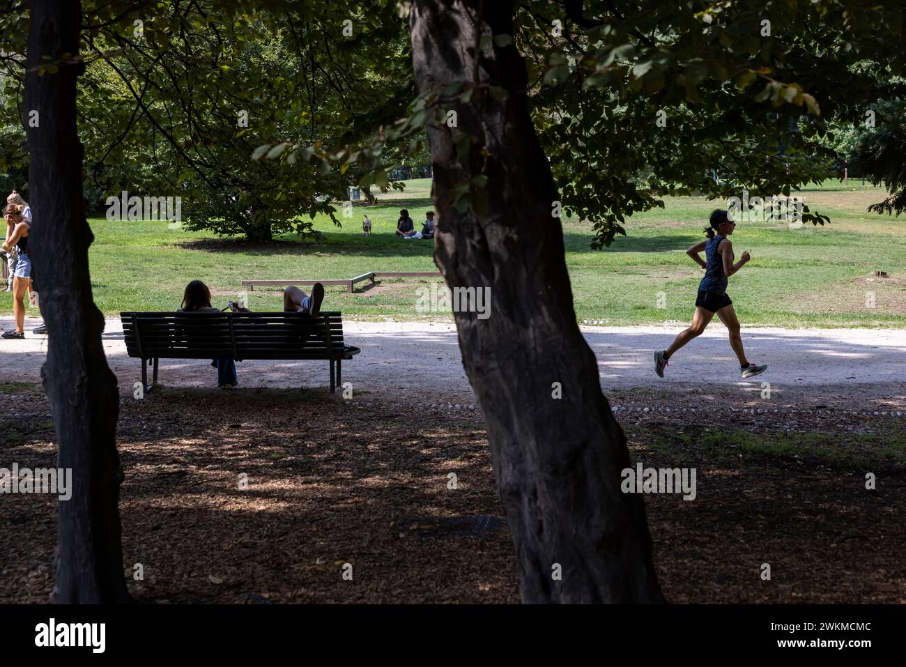 Inmitten der weitläufigen städtischen Ausdehnung Mailands befindet sich der Parco Sempione, der größte Park hinter dem Castello Sforzesco und besteht aus 116 Hektar. Stockfoto