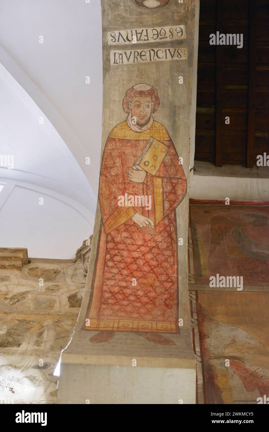 Spanien, Toledo. Kirche San Román. Erbaut im Mudéjar-Stil im 13. Jahrhundert. Wandmalerei in den Intrados eines der Bögen, die St. Lawrence (Laurentius), Diakon-Märtyrer. Stockfoto