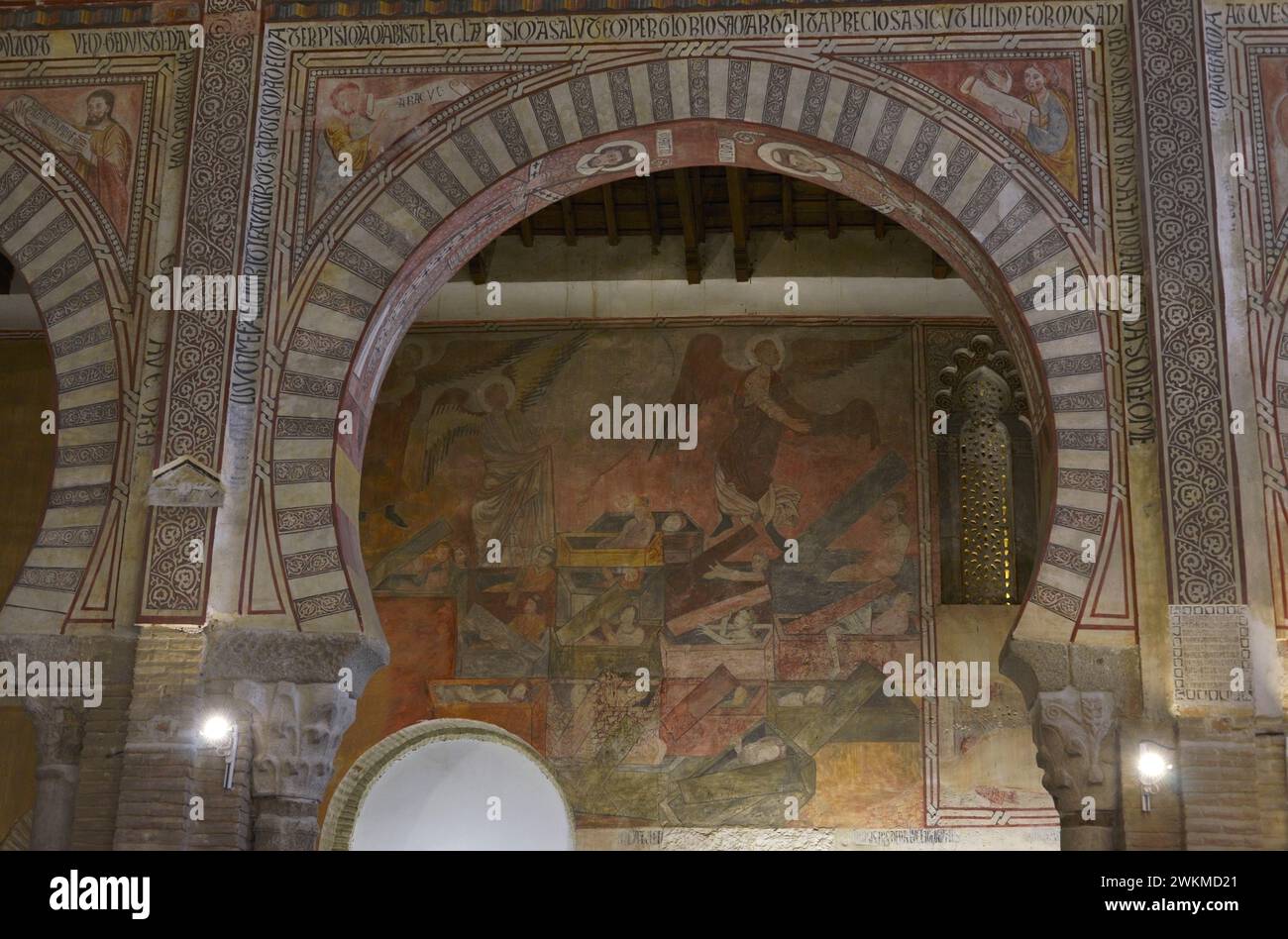 Spanien, Toledo. Kirche San Román. Erbaut im Mudéjar-Stil im 13. Jahrhundert. Gemälde an der Südwand, die die Auferstehung der Toten darstellen. Engel, die die Ankunft des letzten Gerichts ankündigen. Stockfoto