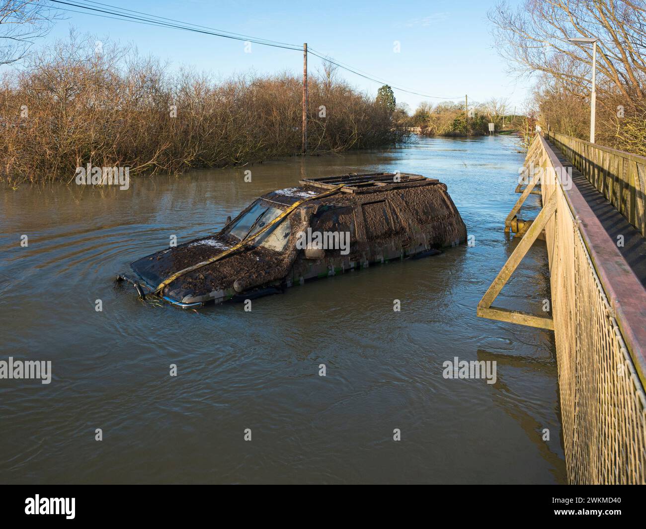 Verlassenes Auto in Hochwasser am Sutton Gault Causeway, Ouse Washes, Cambridgeshire, England Stockfoto