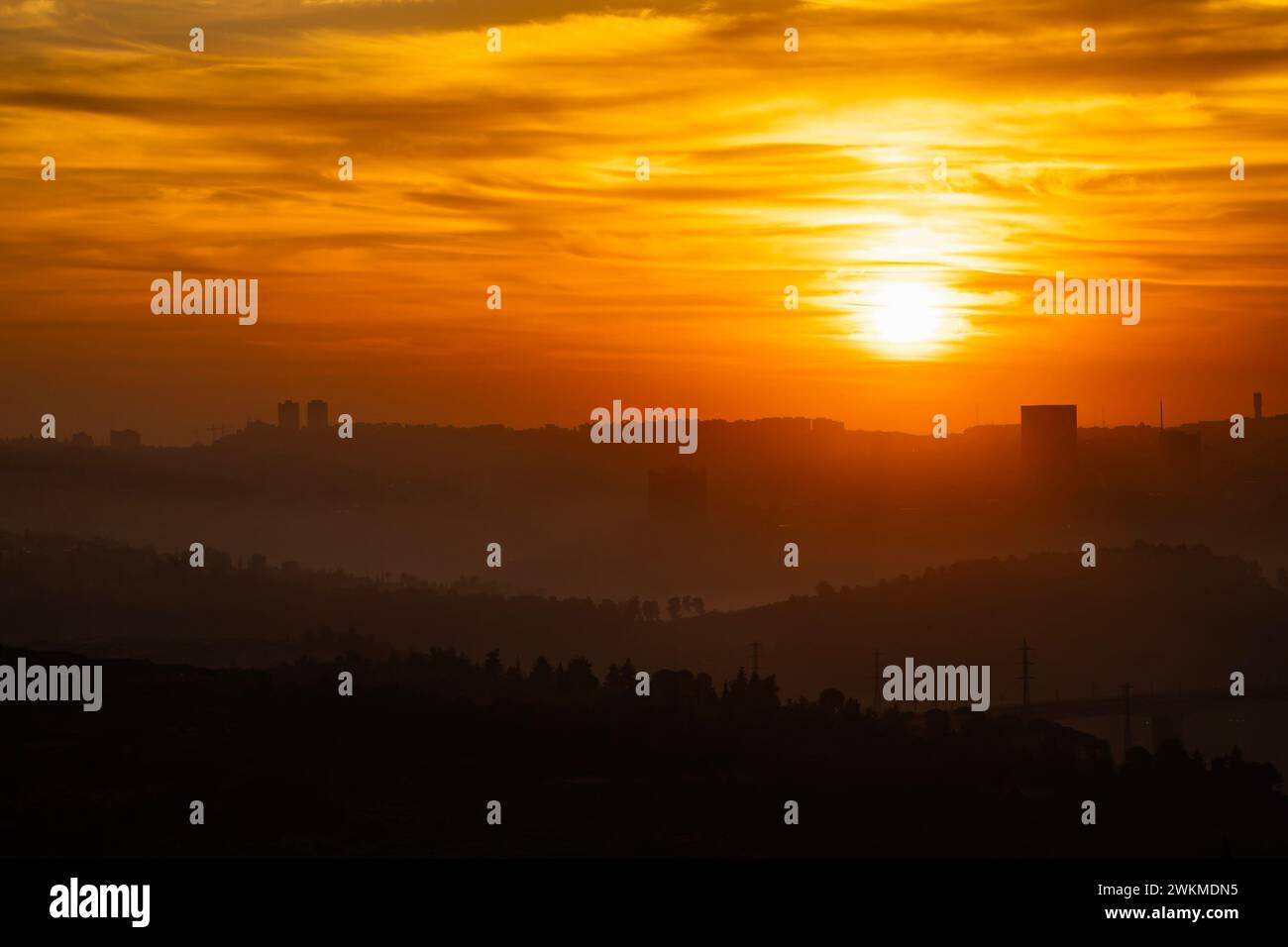 Ein goldener Sonnenaufgang am bewölkten Himmel über Jerusalem, Israel, bringt die Bergrücken der Judäa-Berge hervor. Stockfoto