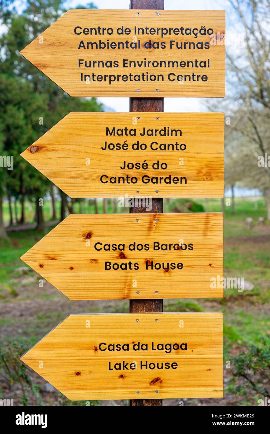 Vertikale Schilder auf Kiefernholzplatte in Richtung Lagoa das Furnas de São Miguel-Azores-Portugal.2-2024 Stockfoto