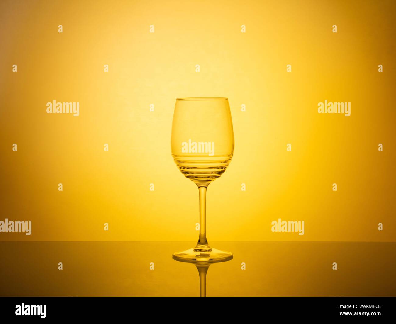 Eine kreative Komposition aus Glaswaren-Fotografie mit farbenfrohen Gelfiltern und Hintergrundbeleuchtung, die zu einem lebendigen und visuell fesselnden Bild führt Stockfoto