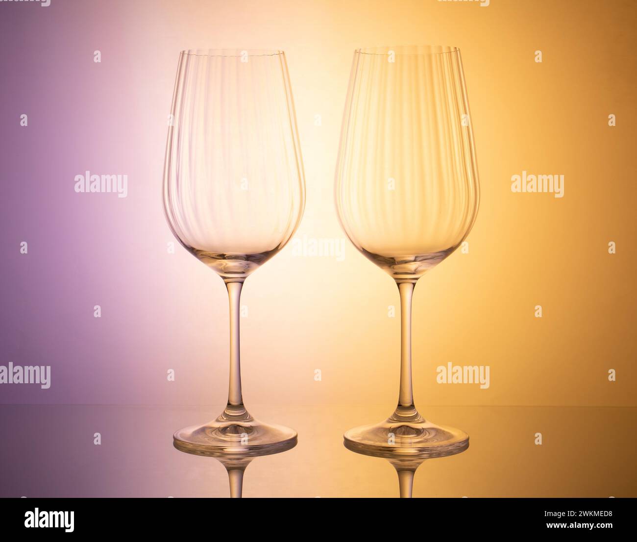 Eine optisch fesselnde Komposition mit einer Vielzahl von Glaswaren, die durch dynamische farbige Beleuchtung beleuchtet werden, bietet eine ideale Gelegenheit für c Stockfoto