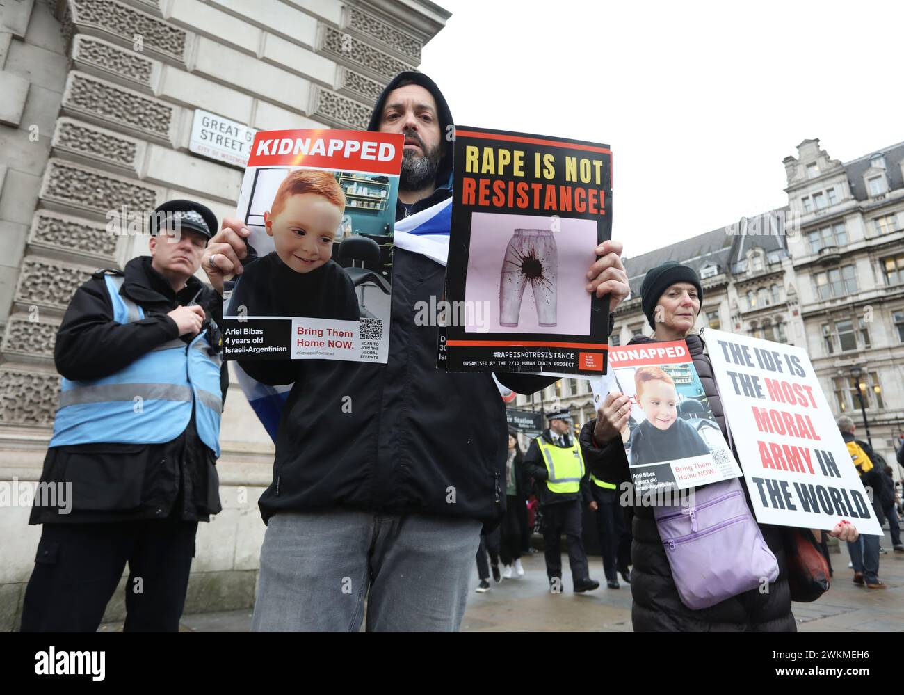 London, UK, 21. Februar 2024. Die Spaltungen außerhalb des Parlaments spiegelten das Chaos im Unterhaus wider, als der Sprecher Lindsay Hoyle mit dem Protokoll brach. Die israelischen Gegenprotestierenden wollten ihre Stimme hören lassen, während Pro-palästinensische Unterstützer sich anschlangen, um für ihre Abgeordneten zu werben, um für einen sofortigen Waffenstillstand in Gaza zu stimmen. Kredit : Monica Wells/Alamy Live News Stockfoto