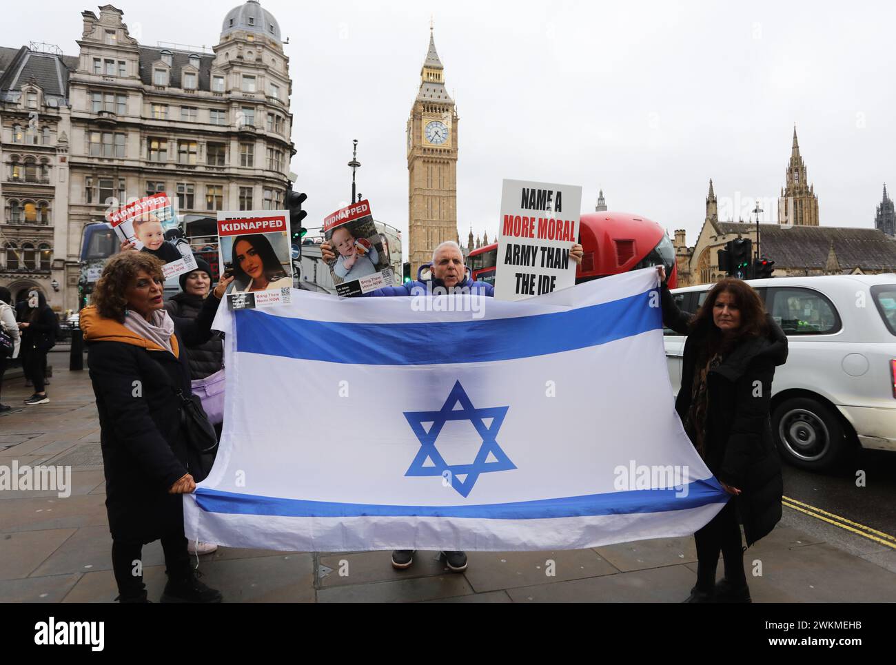 London, UK, 21. Februar 2024. Die Spaltungen außerhalb des Parlaments spiegelten das Chaos im Unterhaus wider, als der Sprecher Lindsay Hoyle mit dem Protokoll brach. Die israelischen Gegenprotestierenden wollten ihre Stimme hören lassen, während Pro-palästinensische Unterstützer sich anschlangen, um für ihre Abgeordneten zu werben, um für einen sofortigen Waffenstillstand in Gaza zu stimmen. Kredit : Monica Wells/Alamy Live News Stockfoto