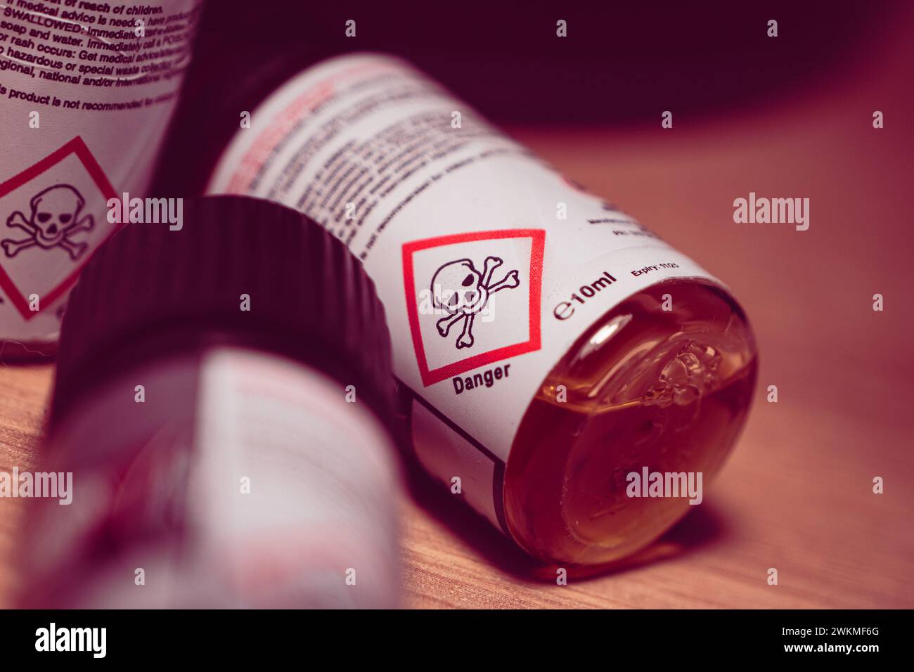 Dampfsaftflaschen aus Kunststoff mit Warnschild „Gefahr Schädel“ auf dem Etikett, Nahaufnahme. Stockfoto